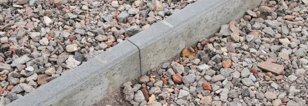 Reihe von Betonplatten auf Schotter